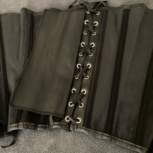 **SOLD**Women's Costume Corset & Blouse - Picture 9 of 10